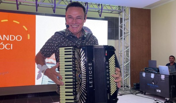 Com casa cheia, Amanzan faz palestra show nas comemorações de 50 anos da CDL Cajazeiras