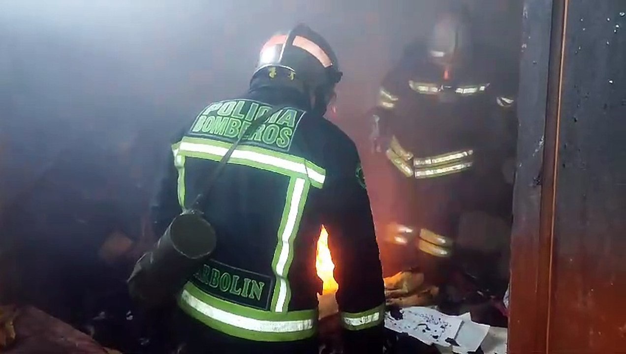 Un corto circuito provocó un incendio en un deposito que dejó varios materiales en cenizas