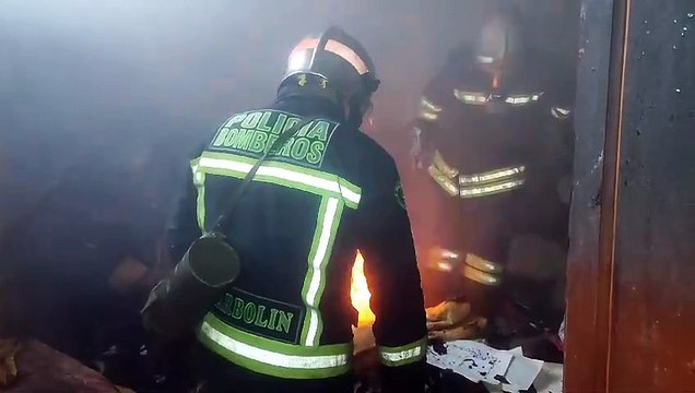 Un corto circuito provocó un incendio en un deposito que dejó varios materiales en cenizas