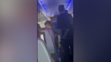 Doktor Öz, uçakta rahatsızlanan yolcuya müdahale etti