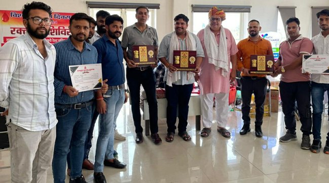 पत्रिका की मुहिम पर दिल्ली मुम्बई सुपर एक्सप्रेस वे के रेस्ट एरिया में लगा रक्तदान शिविर