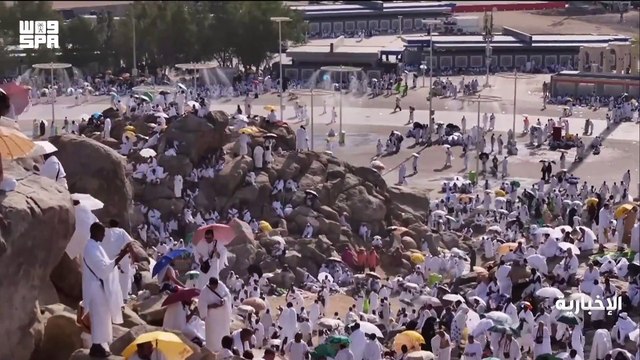 Haj pilgrims pray on Mount Arafat
