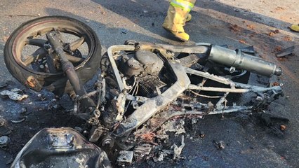 오토바이가 굴착기 들이받고 불...2명 화상 / YTN