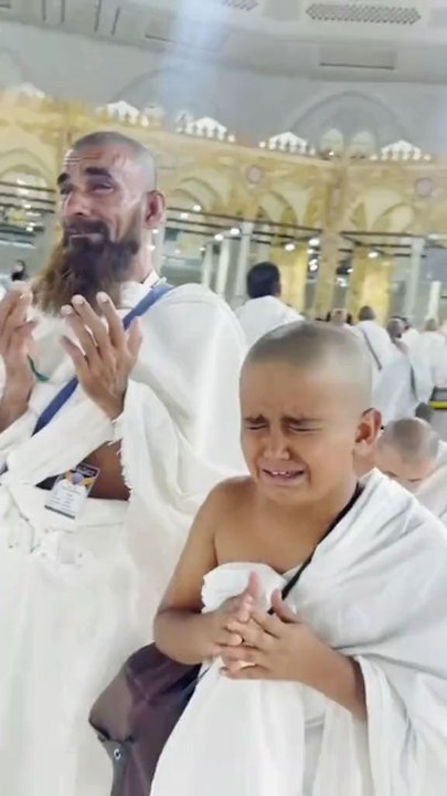 چھوٹا بچہ اپنے باپ کے ساتھ اللہ تعالی سے دعا مانگ رہا ہے