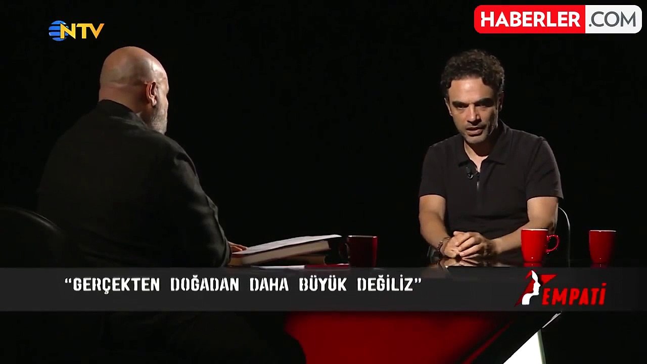 Depremde 12 aile üyesini kaybeden Uğur Aslan'ın anlattıkları Ahmet Mümtaz Taylan'ı duygulandırdı