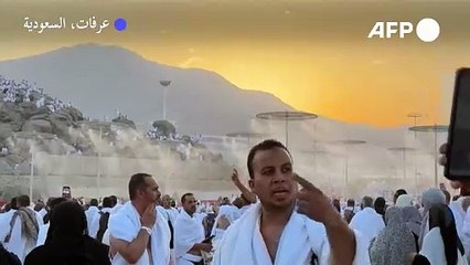 الحجاج يقفون على جبل عرفة