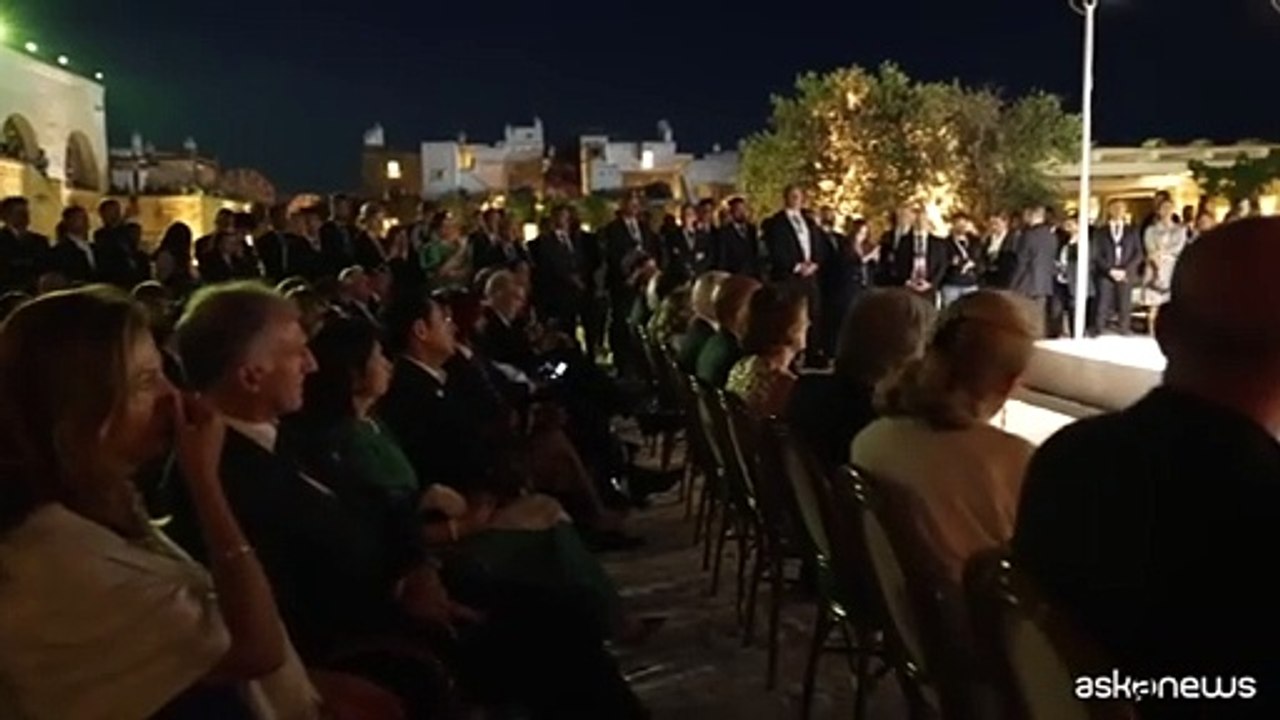 G7, l'esibizione di  Bocelli per i leader. Meloni tra Biden e Sunak