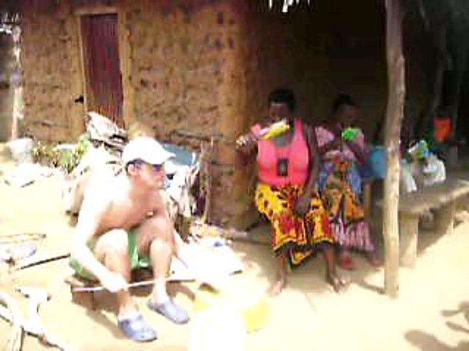 MUSIQUE AFRICAINE KENYA UN GRAND HONNEUR POUR MOI D'ACCOMPAGNER MESDAMES CHANTEUSES AVEC LE RYTHME VAUDOU VOODOO "RÉVEILLE TOI RÉVEILLE TOI VITE" DU BENIN