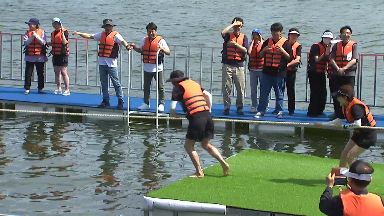 때이른 더위...축제장·미술관에서 더위 식히는 시민들 / YTN