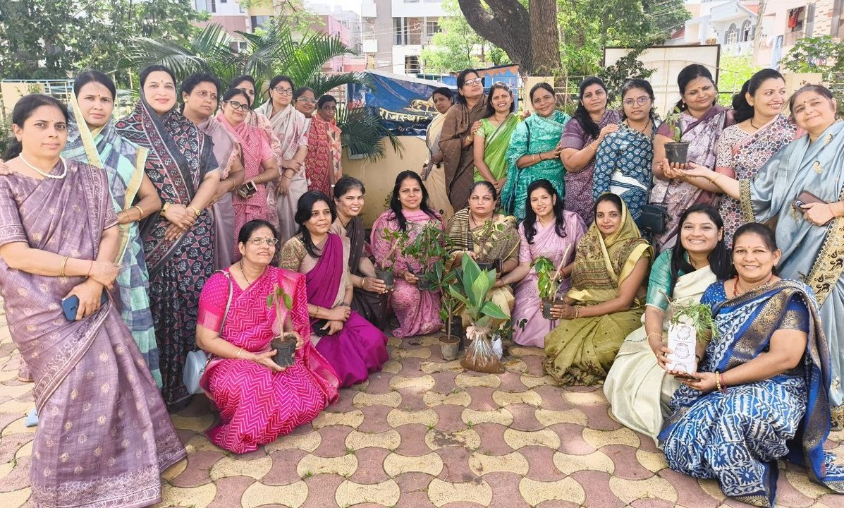 किया पौधरोपण, दिया पर्यावरण को स्वस्थ रखने का स...