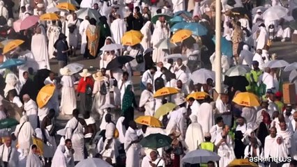 Una marea di fedeli sul Monte Arafat per l'hajj con un caldo estremo