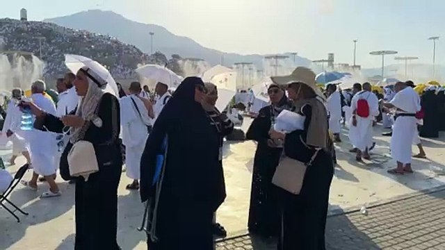 الحجاج يقفون على عرفة وسط درجات حرارة مرتفعة