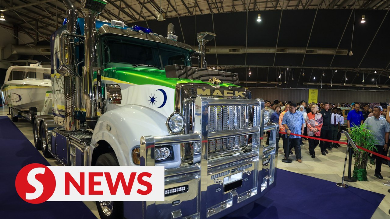 Johor Royal Family classic automobiles featured in Melaka carnival