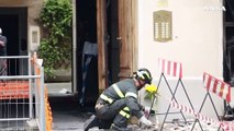 Incendio Milano, vigile del fuoco lascia un fiore per le vittime del rogo