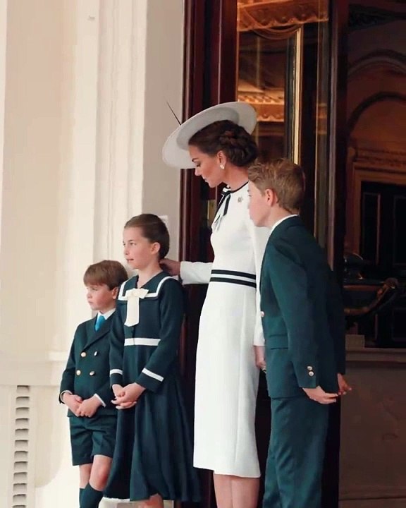 La princesa Kate MIddleton reapareció en el desfile Trooping the Colour al lado de sus hijos.