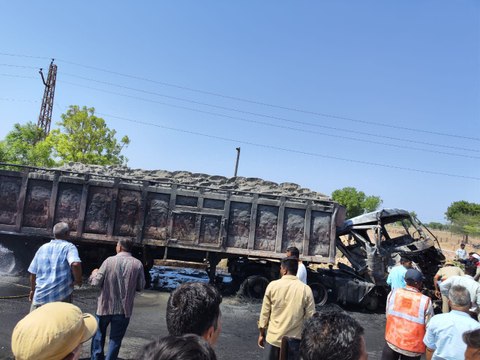 टैंकर से भिड़े ट्रेलर में आग, चालक जिंदा जला