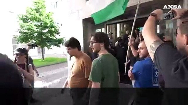 Torino, studenti pro-Palestina protestano davanti ai cancelli del Politecnico