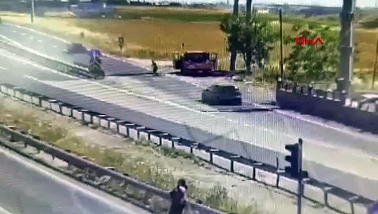 Kara yolundaki olukları temizleyen işçiye otomobil çarptı