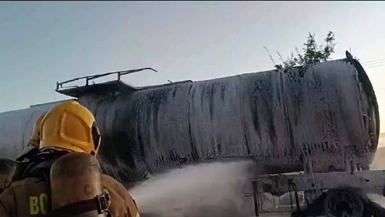 Carreta carregada de glicerina pega fogo na DF 100, na região de Planaltina - DF