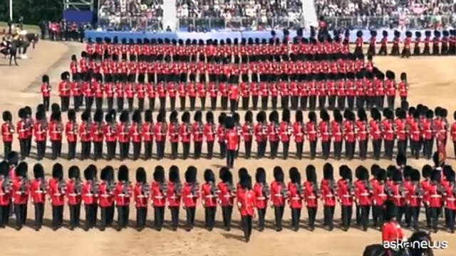 La Royal Family con Kate e Carlo sul balcone di Buckingham Palace