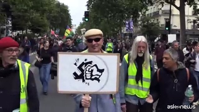 A Parigi migliaia in piazza: Insieme contro l'estrema destra