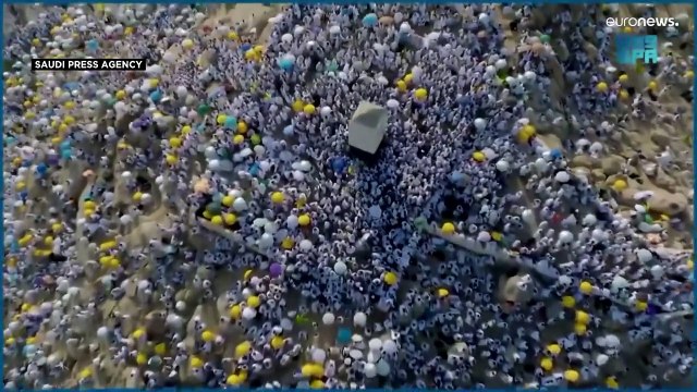 شاهد: في مشهد مهيب.. الحجاج المسلمون يجتمعون على عرفة لأداء ركن الحج الأعظم