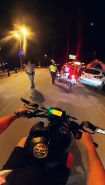 Polis ve motosikletli vatandaş arasındaki ilginç diyalog güldürdü