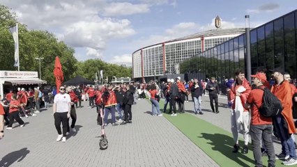 Tải video: Dortmund colorata di rosso, più albanesi che italiani