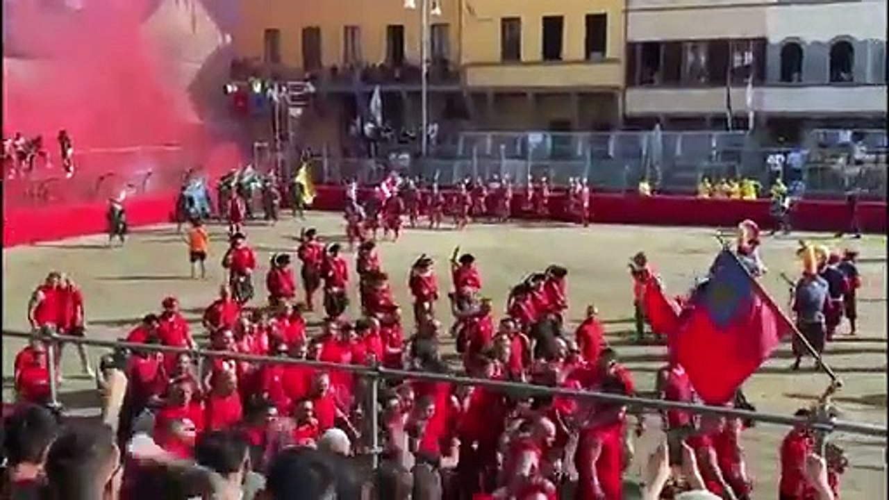 Calcio storico, finale al cardiopalma: vincono i Rossi sugli Azzurri con la Golden caccia 8-7 dopo una rimonta clamorosa
