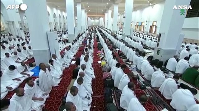 I pellegrini musulmani nella preghiera di mezzogiorno alla moschea Namirah