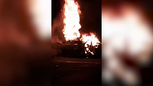 Motorista bate contra poste, capota e carro pega fogo em São José dos Pinhais; vítima teve queimaduras e estado é grave