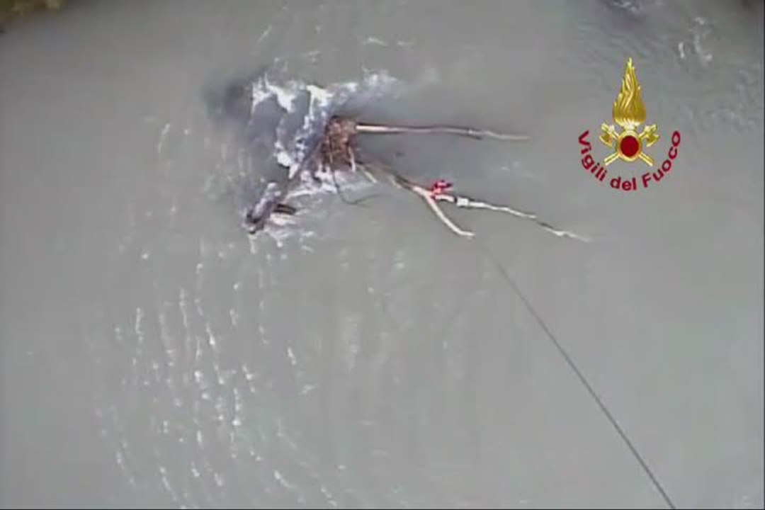 Due giovani travolti dalla corrente del fiume Brenta salvati dai Vigili del fuoco - Video