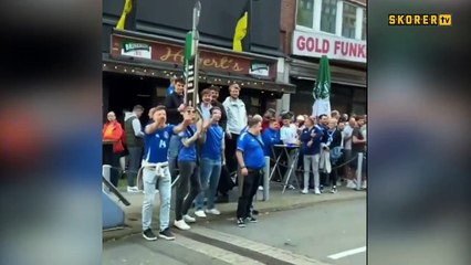 Arnavut bir taraftar, İtalyan taraftarların önünde spagetti kırdı!