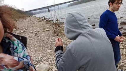 Steine in den Fluss werfen