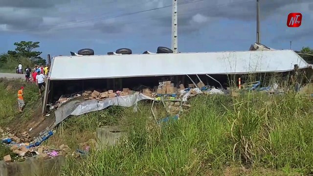 Carreta com Produtos de Limpeza Tomba na Rodovia BR-101 em São Miguel dos Campos (AL)