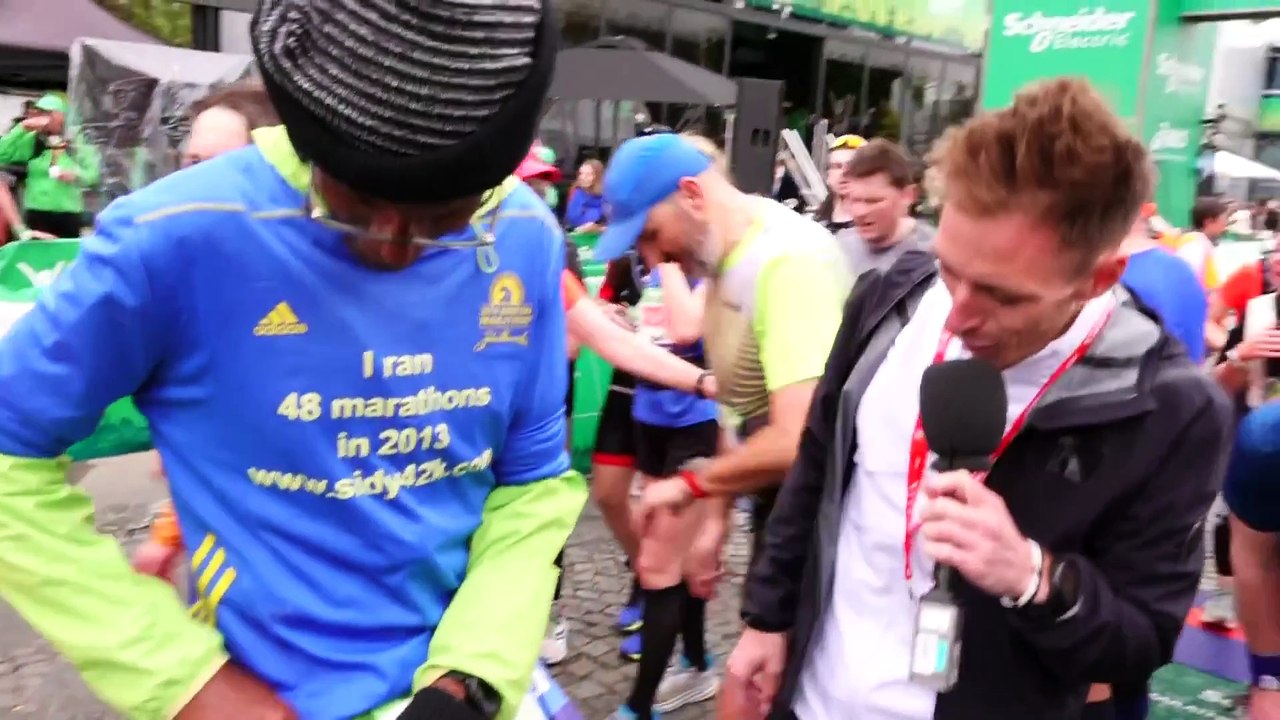 Sidy, 69 ans, court le Marathon de Paris pieds nus !