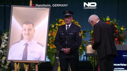 بزرگداشت یاد پلیس کشته شده با چاقو به دست مهاجر افغان در مانهایم آلمان