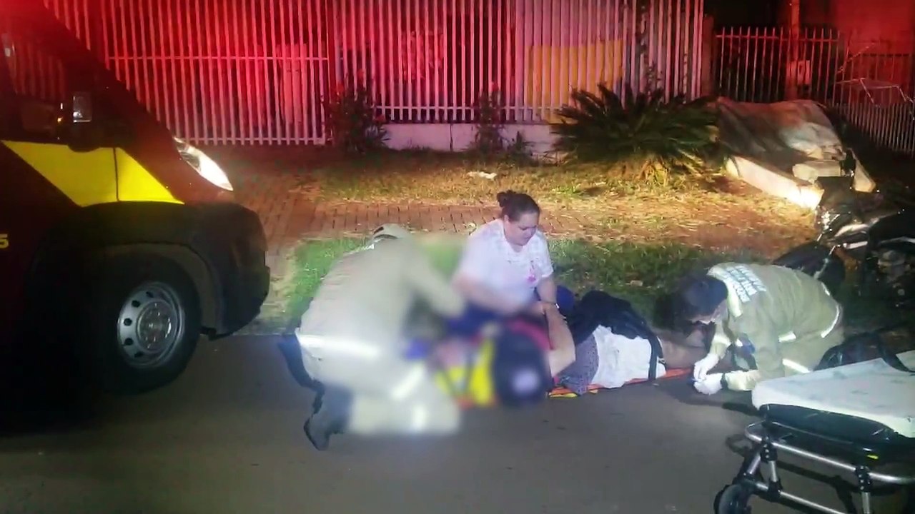 Motociclista sofre queda após atropelar cachorro na Rua Turmalina
