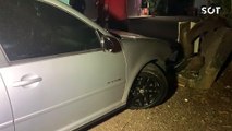 Motorista perde controle de Golf e colide contra portão de casa no Bairro Brasília