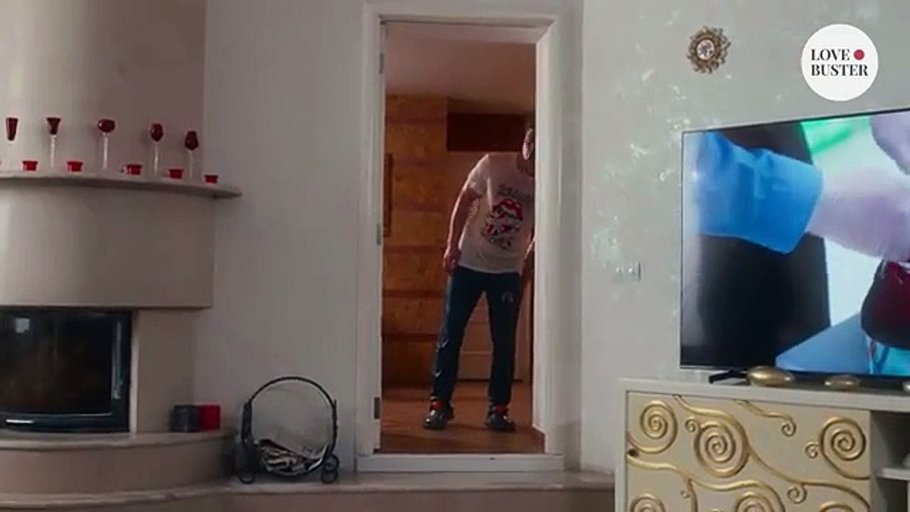 Сriminal_Jumps_Into_My_Bathtub___@LoveBusterShow(360p)