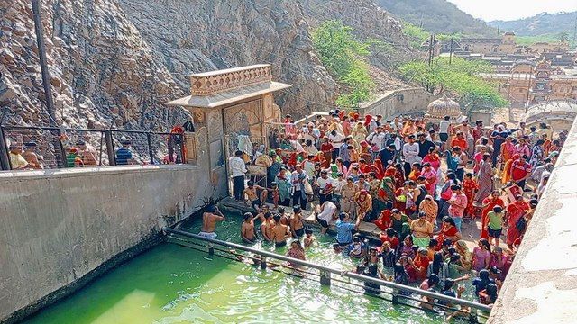 गलता में गंगा दशहरे पर श्रद्धालुओं ने लगाई आस्था की डुबकी