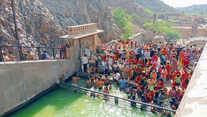 गलता में गंगा दशहरे पर श्रद्धालुओं ने लगाई आस्था की डुबकी