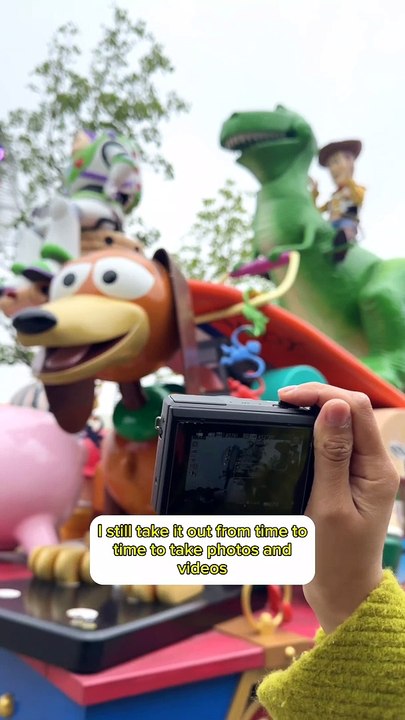 I'm in Antarctica, jumping into sea ice with my 82-year-old grandmother. #Antarctica #The gears of fate begin to turn #Travel #Photography