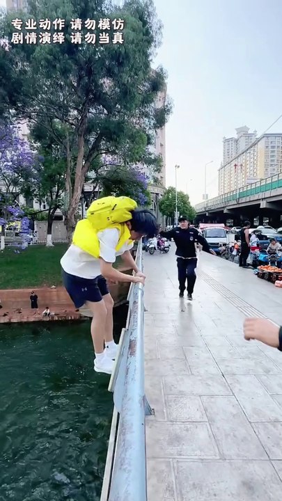 लड़के को पुलिस पढ़ते हुए पुलिस ने काम हो गई
