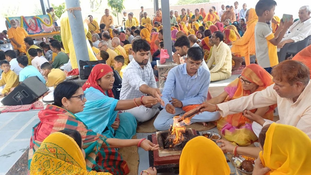 गायत्री मंत्रों के साथ दी हवन कुंड में दी आहुति...
