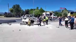BURSA Duvara çarpıp takla atan otomobildeki 3 kişi yaralandı; araçtan emekleyerek çıkan yaralı bulunamadı
