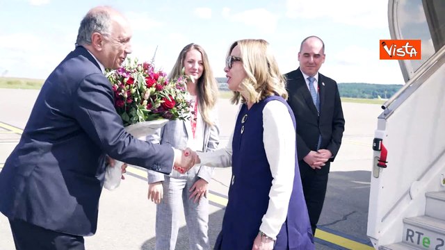 Meloni in Svizzera per il vertice sulla pace in Ucraina, le immagini dell'arrivo