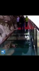 Çin'deki cam köprü yürekleri ağızlara getirdi