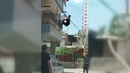 Damdan atlayan kurbanlık keçi tele takıldı