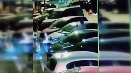 O anlar güvenlik kamerasına yansıdı! Park halindeki motosikleti ateşe verdi